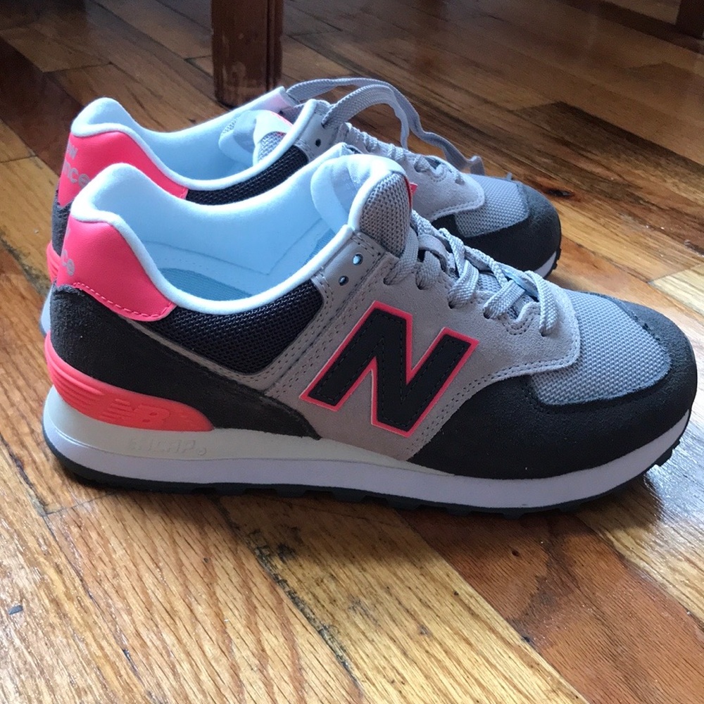 New Balance 574 sneakers size 7 WIDE